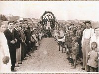 Crkva sv. Obitelji prije izgradnje 1934. godine (raspelo u današnjem dvorištu župne)  Župa je službeno utemeljena dekretom nadbiskupa dr. Antuna Bauera, 20. travnja 1937.godine. Za župnika je imenovan Petar Kovačić, dotadanji kapelan župe sv. Petra, kojemu je već prije bila povjerena organizacija poslova oko osnutka župe. Kako uz crkvu nije odmah izgrađen župni stan, za smještaj župnika i za župni ured određen je trosobni stan u Radničkoj cesti br. 16. Za red u crkvi i crkveno ruho brinule su se dvije časne sestre dominikanke. Redovita služba Božja počela se obavljati tek od Velike Gospe 1937. godine.